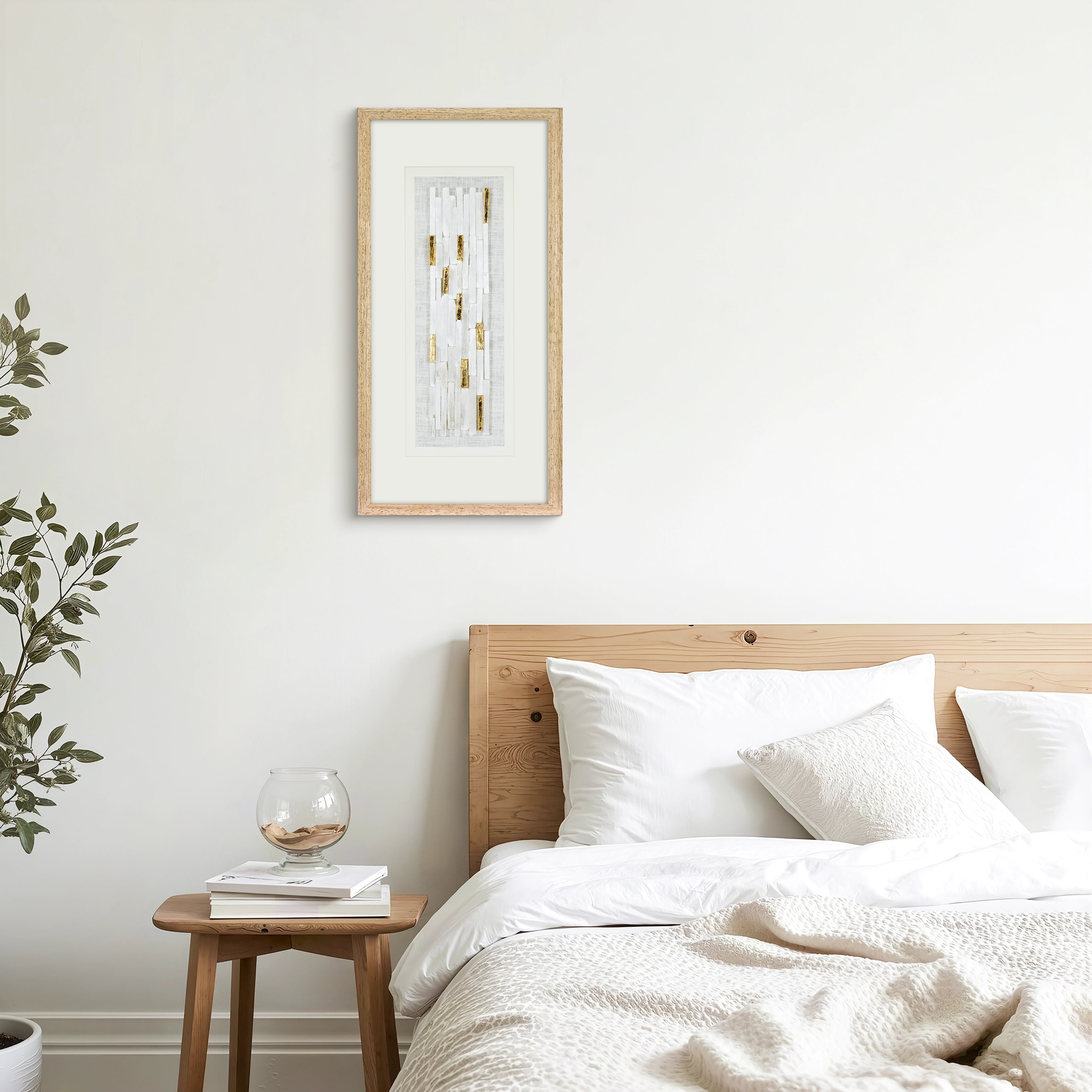 Weiße Selenitstreifen-Wanddeko mit hellgrauem Holzrahmen
