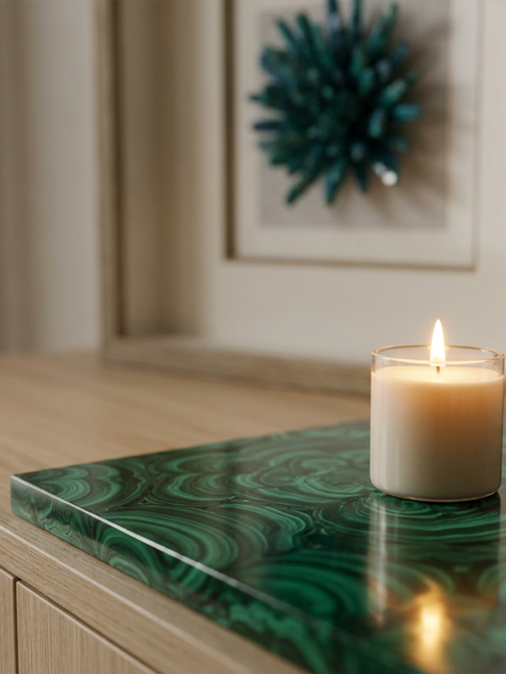 Blau-grüner Kristall-Wanddeko mit hellgrauem Holzrahmen