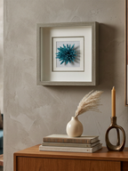 Blau-grüner Kristall-Wanddeko mit hellgrauem Holzrahmen