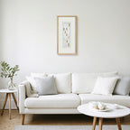 Weiße Selenitstreifen-Wanddeko mit hellgrauem Holzrahmen