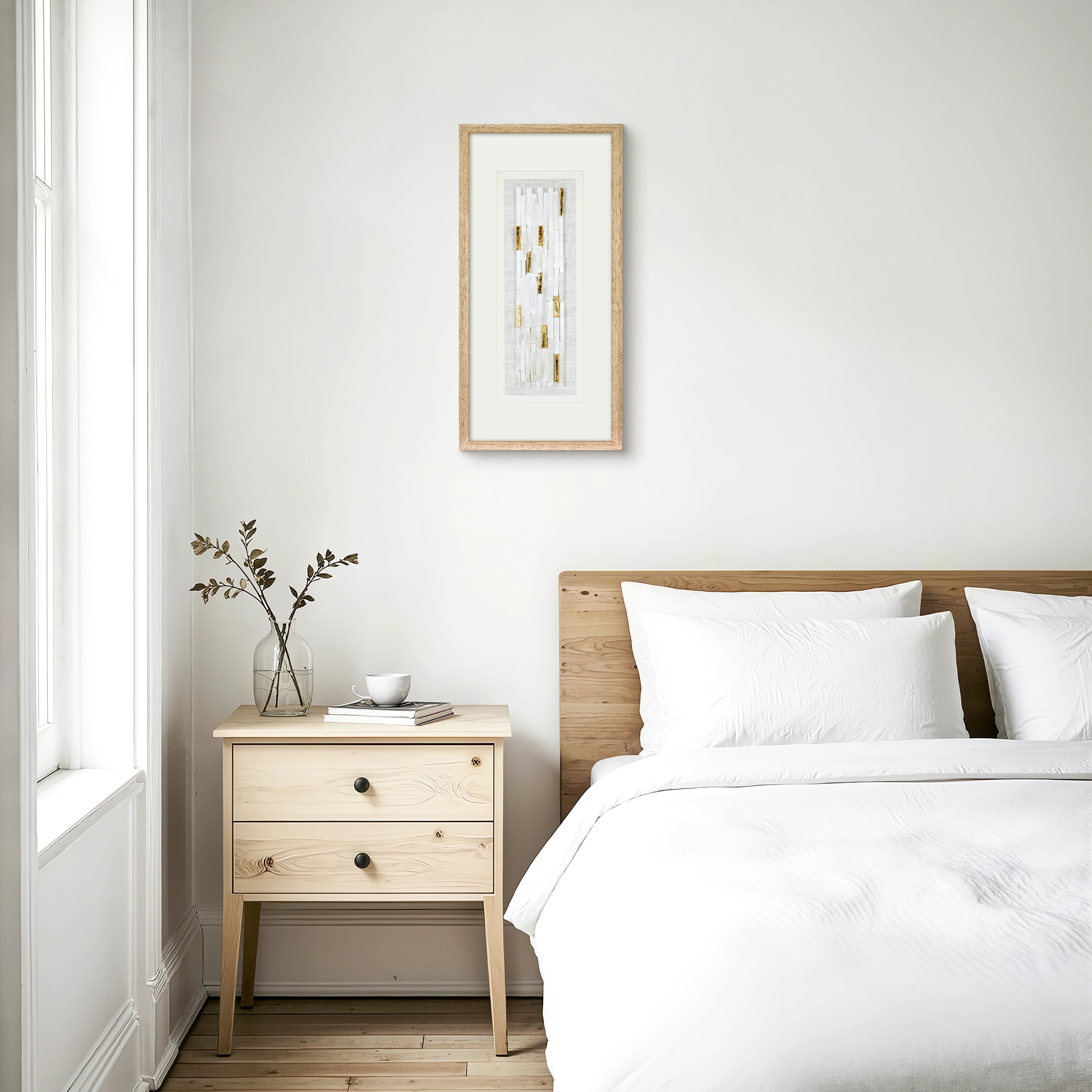 Weiße Selenitstreifen-Wanddeko mit hellgrauem Holzrahmen