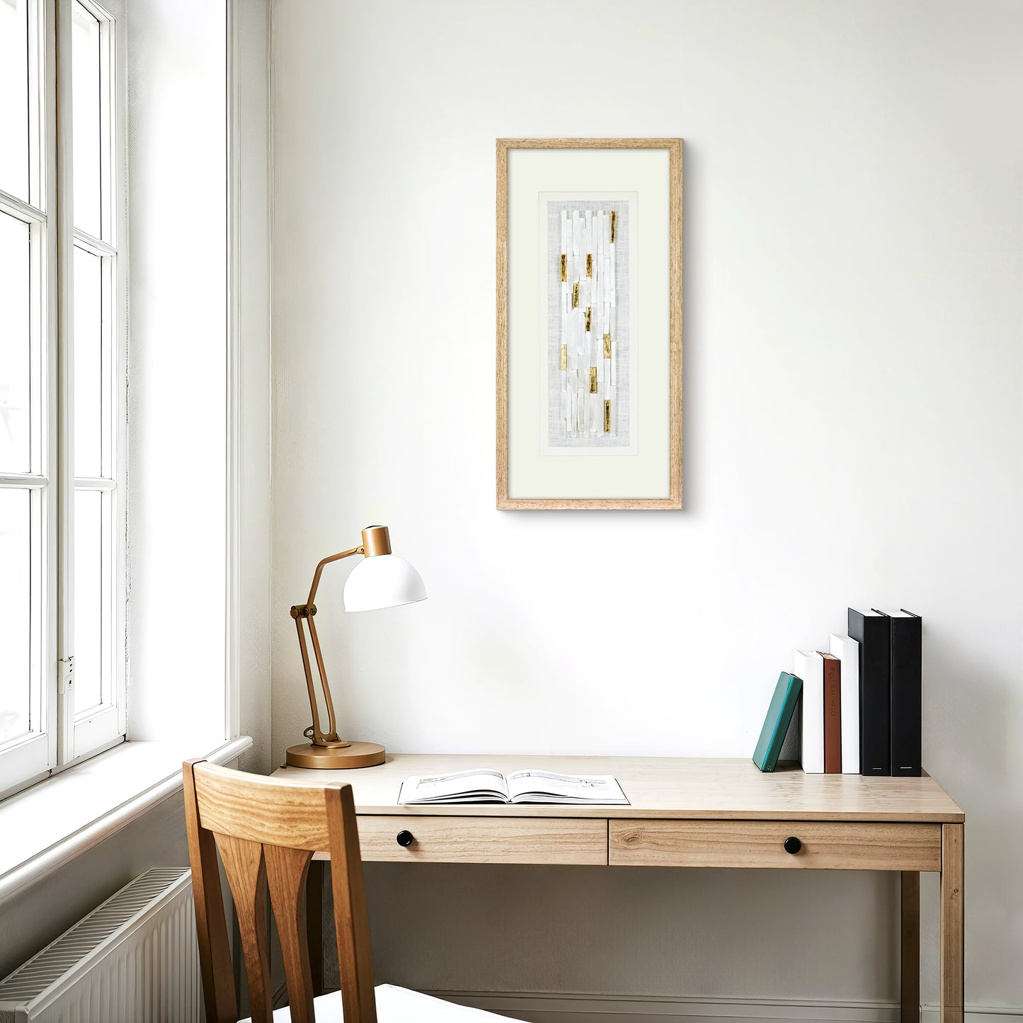 Weißer Selenit-Stab Wanddeko mit Goldakzenten