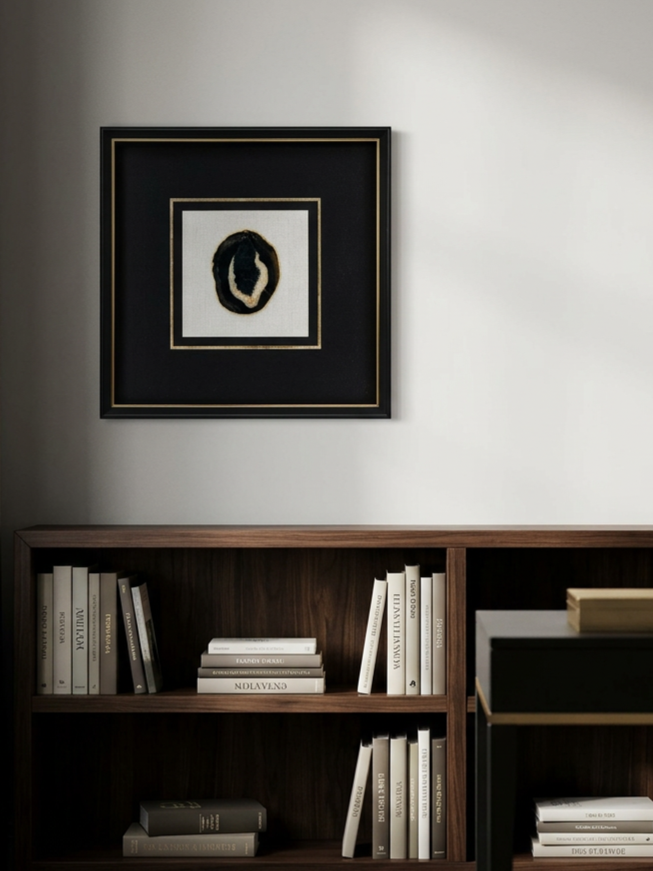 Schwarze Achatstücke-Wanddeko mit schwarz-goldenem Rahmen