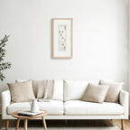 Weiße Selenitstreifen-Wanddeko mit hellgrauem Holzrahmen