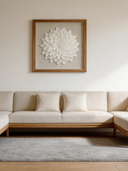 Wanddeko Kreppblume in braunem Holzrahmen über dem Sofa - Jemento