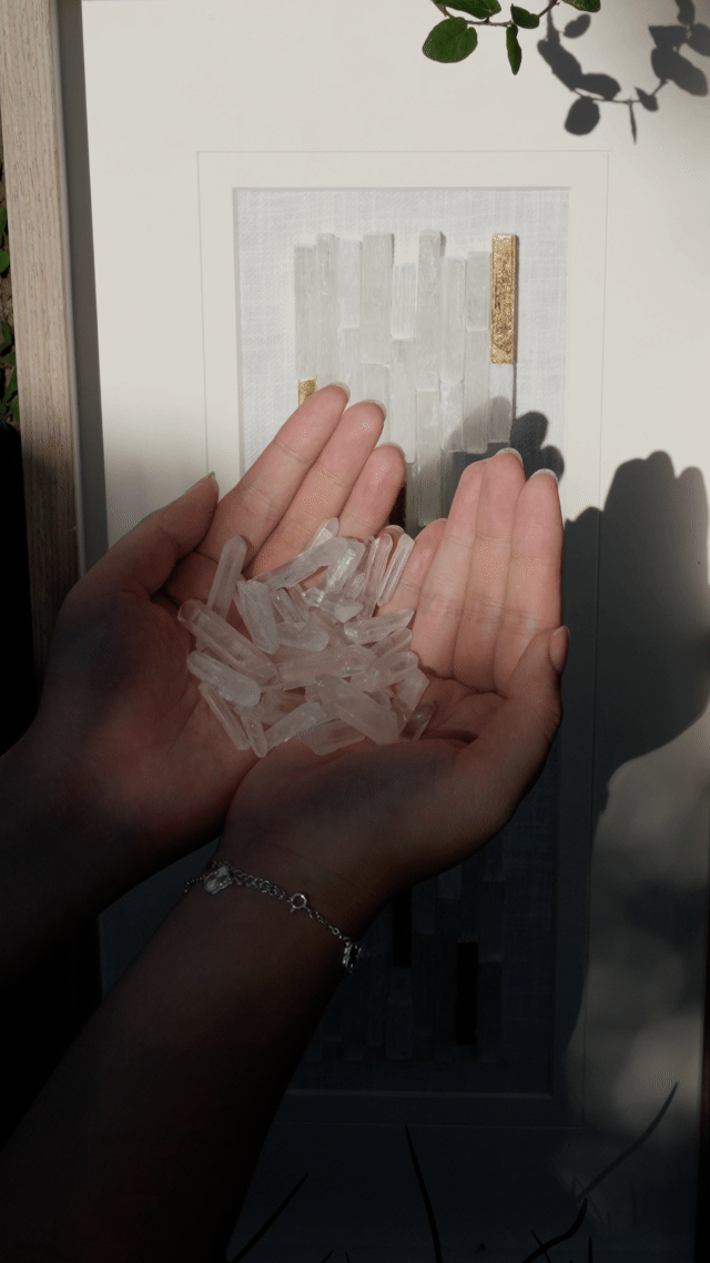 Weiße Selenitstreifen-Wanddeko mit hellgrauem Holzrahmen