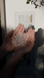 Weiße Selenitstreifen-Wanddeko mit hellgrauem Holzrahmen