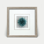 Blau - grüner Kristall - Wanddeko mit hellgrauem Holzrahmen - Jemento