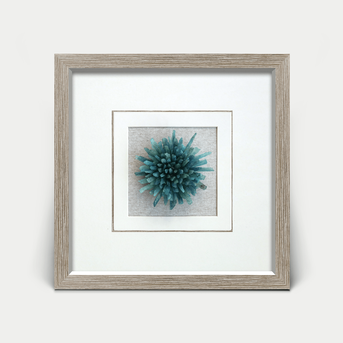 Blau - grüner Kristall - Wanddeko mit hellgrauem Holzrahmen - Jemento