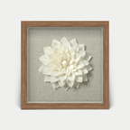 Handgefertigte Kreppblume - Wanddeko mit braunem Holzrahmen - Jemento