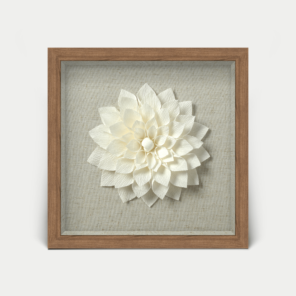 Handgefertigte Kreppblume - Wanddeko mit braunem Holzrahmen - Jemento