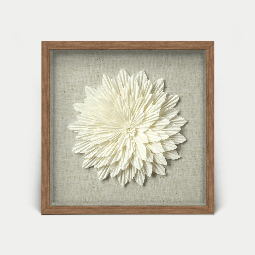 Handgefertigte Kreppblume - Wanddeko mit braunem Holzrahmen - Jemento