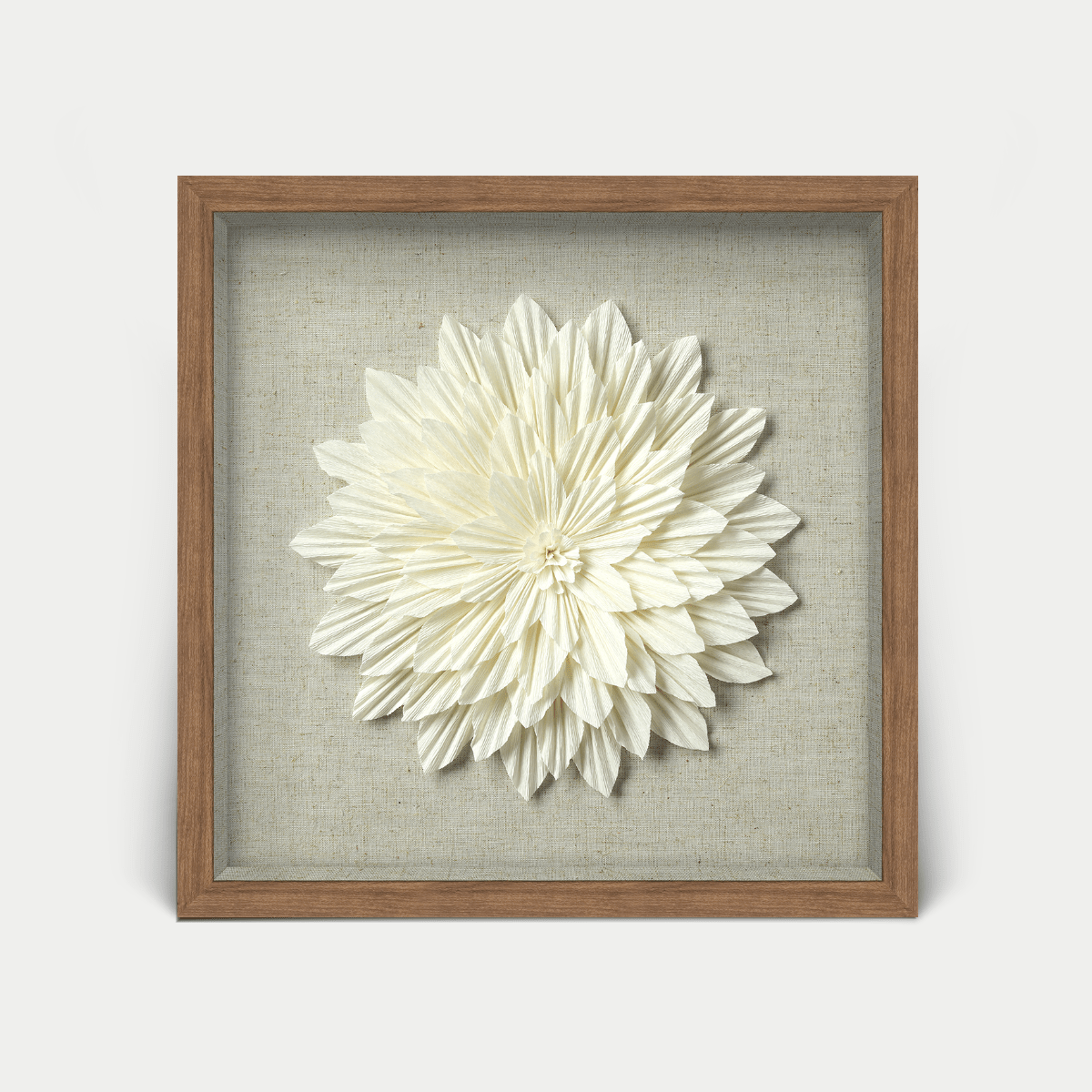 Handgefertigte Kreppblume - Wanddeko mit braunem Holzrahmen - Jemento