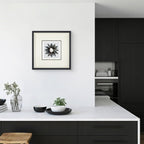 Mystischer Naturachat & Klarkristall auf Weißleinen in Holzkohlerahmen Wandbild - Jemento