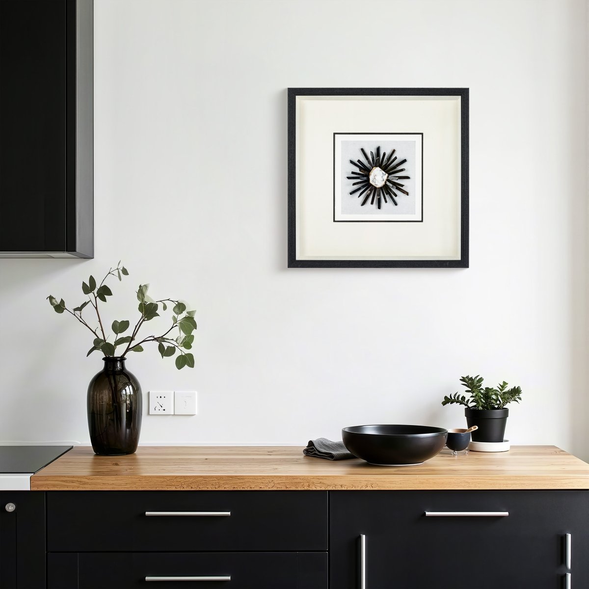 Mystischer Naturachat & Klarkristall auf Weißleinen in Holzkohlerahmen Wandbild - Jemento