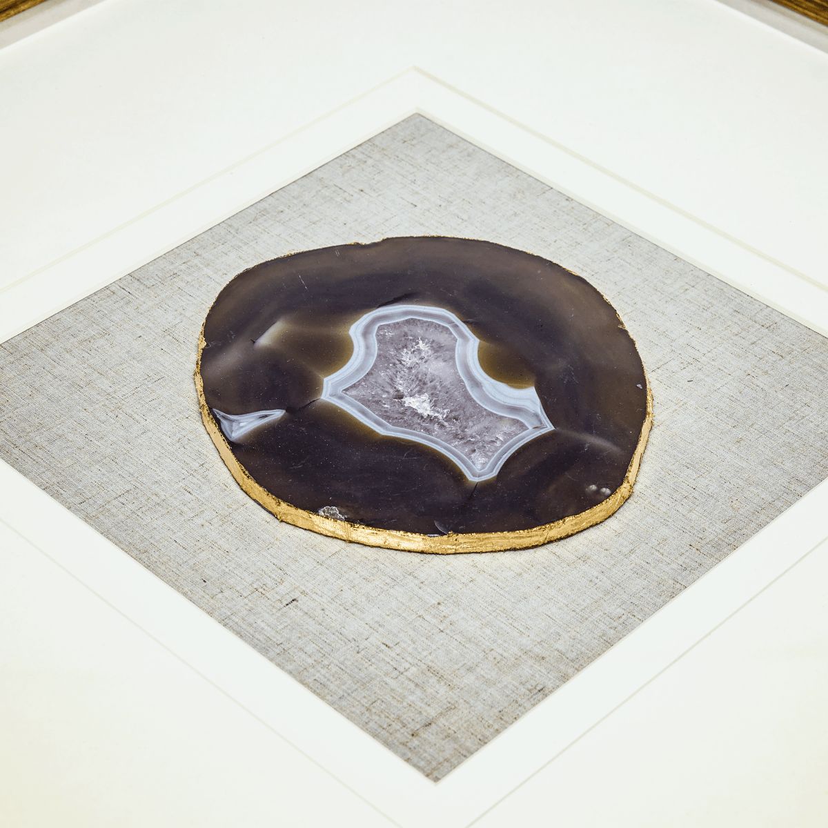 Natürlicher Achat mit Goldakzenten auf Leinen in Goldrahmen Wandbild - Jemento