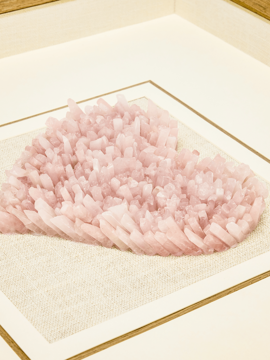 Rosenquarz - Herz - Wanddeko mit hellgrauem Holzrahmen - Jemento