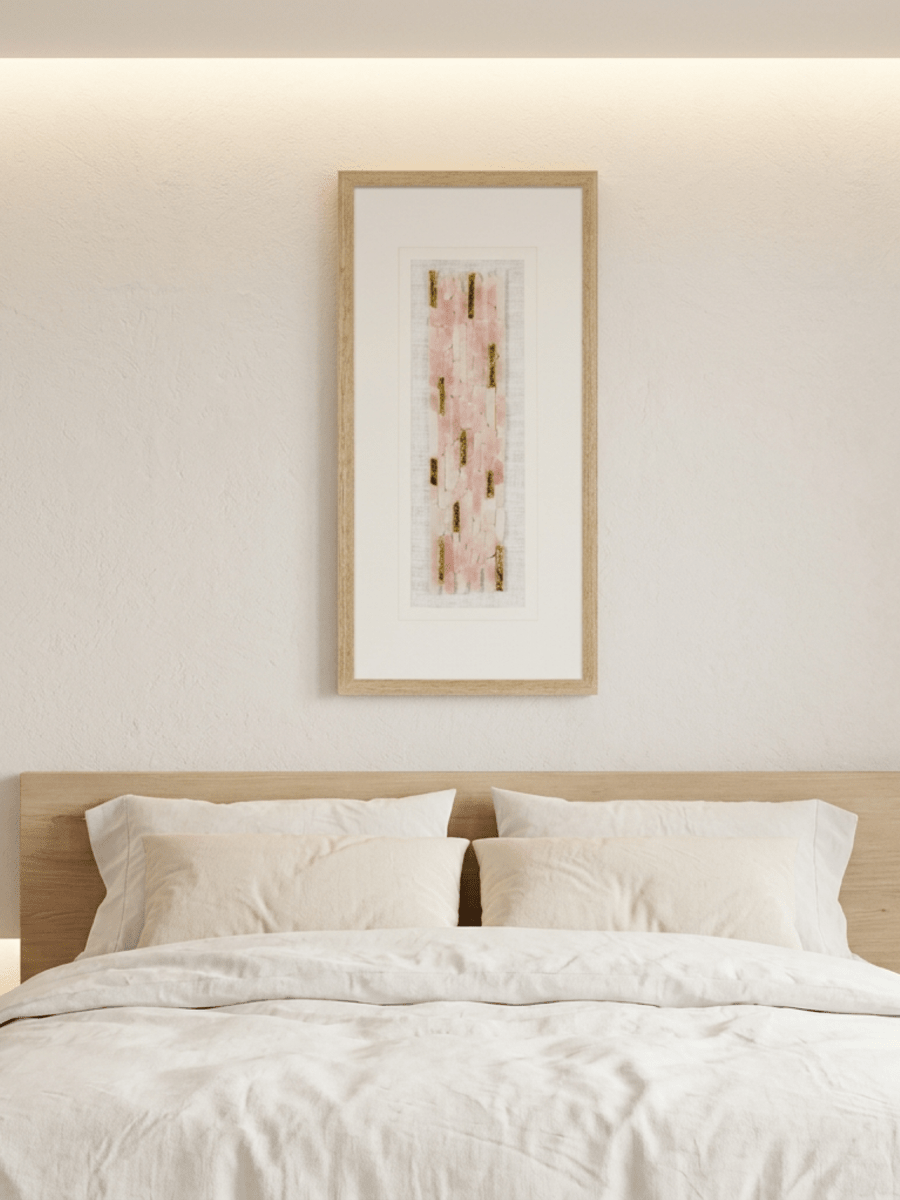 Rosenquarzstreifen - Wanddeko mit hellgrauem Holzrahmen - Jemento