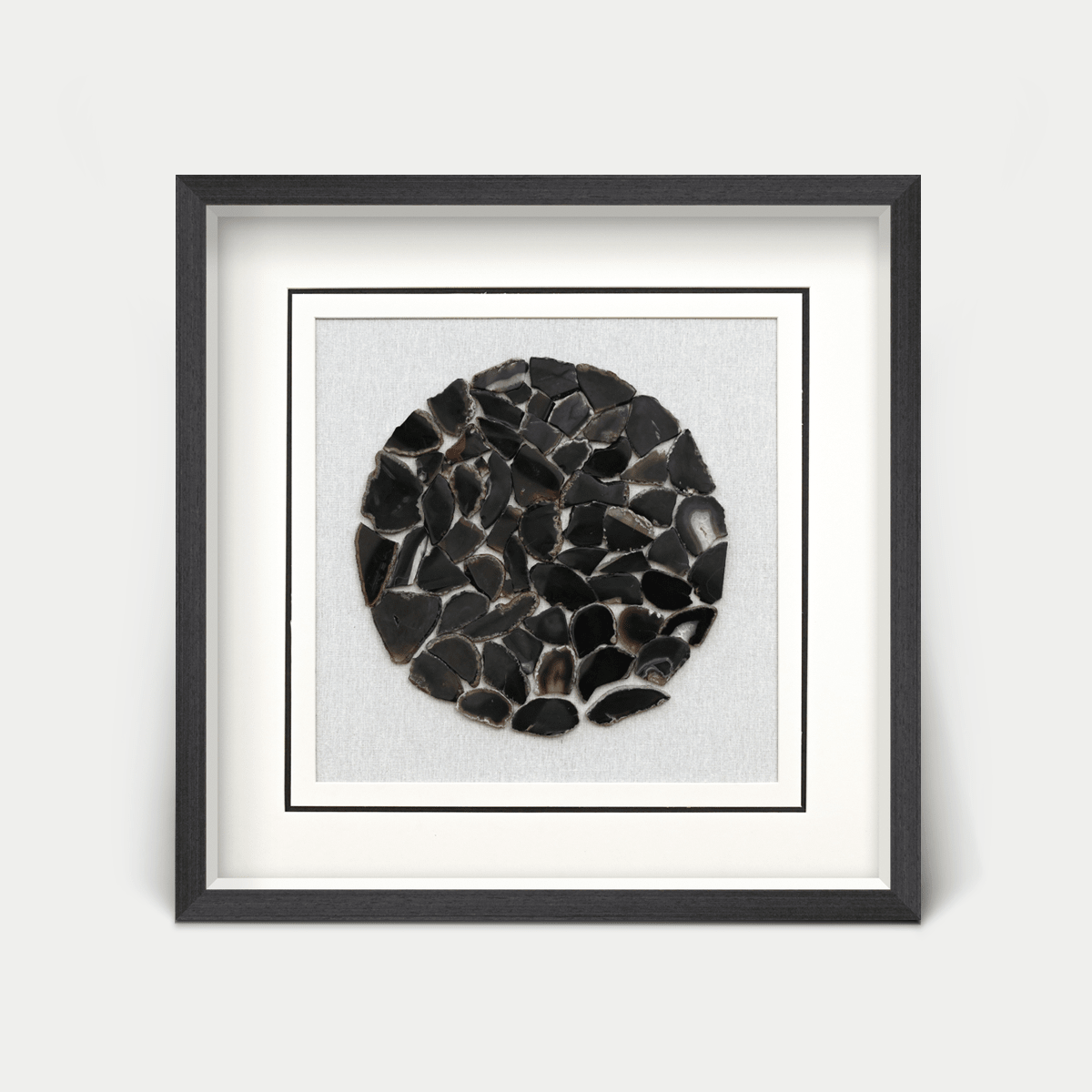 Schwarze Achatstücke - Wanddeko mit anthrazitgrauem Holzrahmen - Jemento