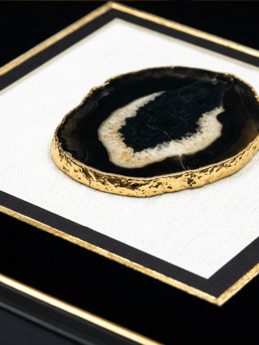 Schwarze Achatstücke - Wanddeko mit schwarz - goldenem Rahmen - Jemento
