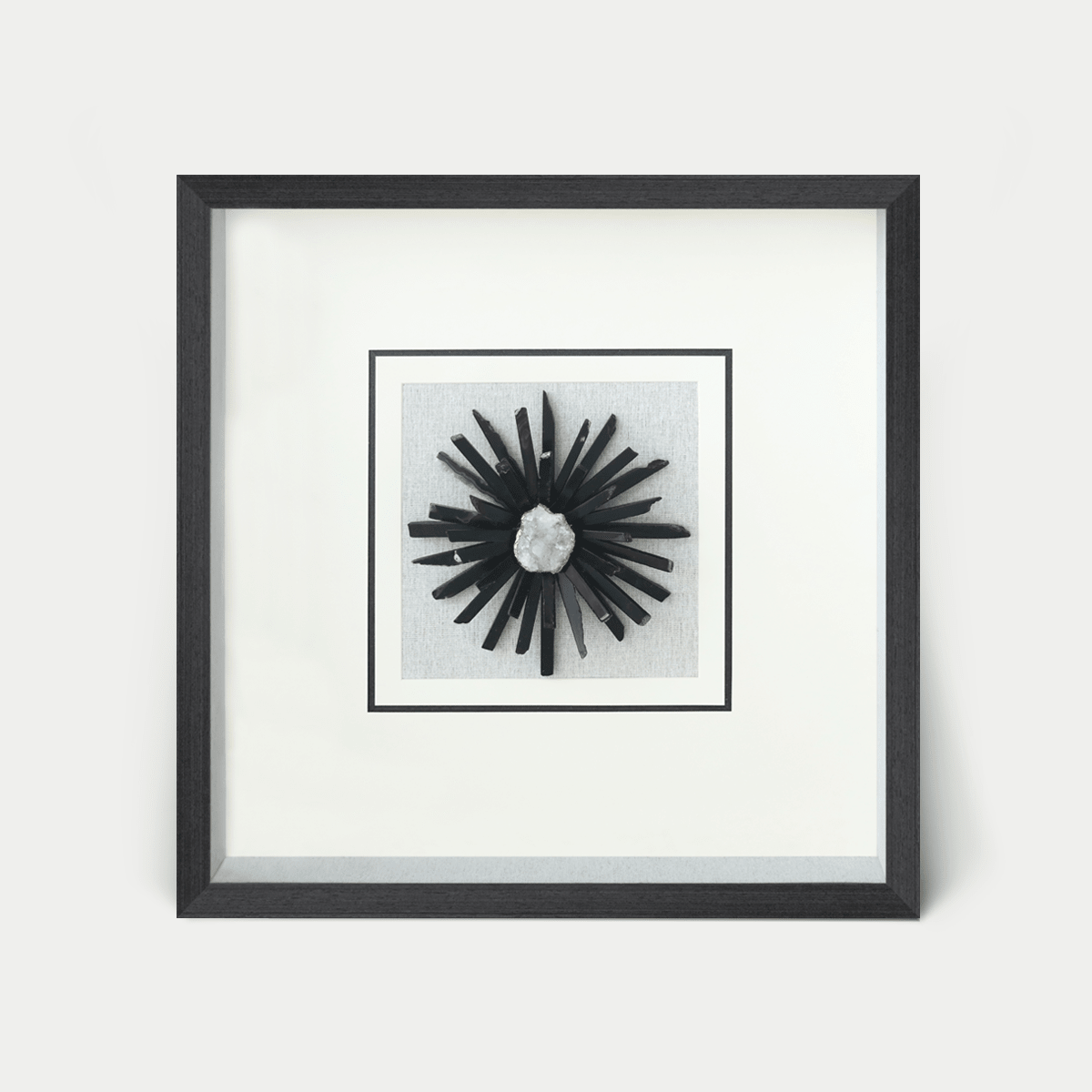 Schwarzer Achat - Kristall - Wanddeko mit anthrazitgrauem Holzrahmen - Jemento