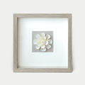 3D Wandbild mit weißen Sola-Blüten und Zweig in modernem grauen Rahmen - Jemento