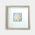 3D Wandbild mit weißen Sola-Blüten und Zweig in modernem grauen Rahmen - Jemento