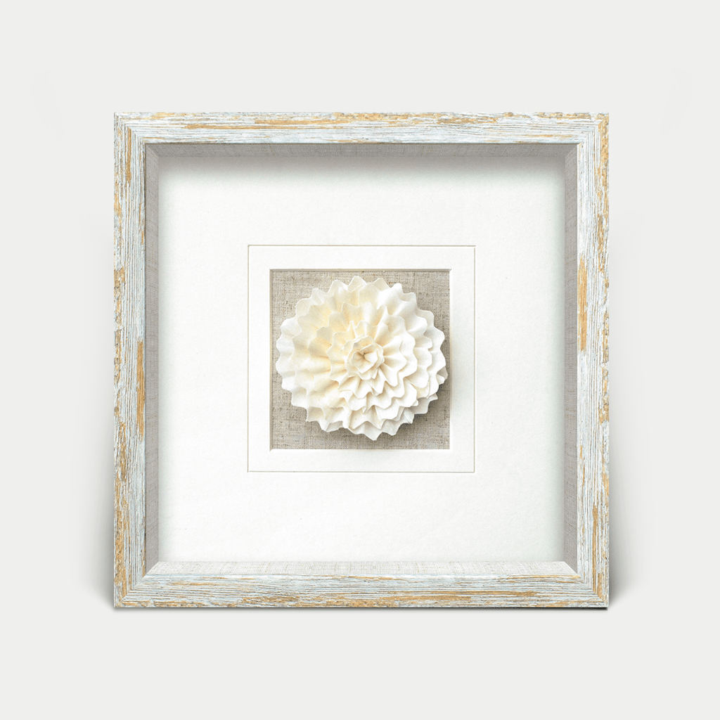 Handgefertigte Sola-Blume im weiß-goldenen Vintage-Rahmen - Jemento