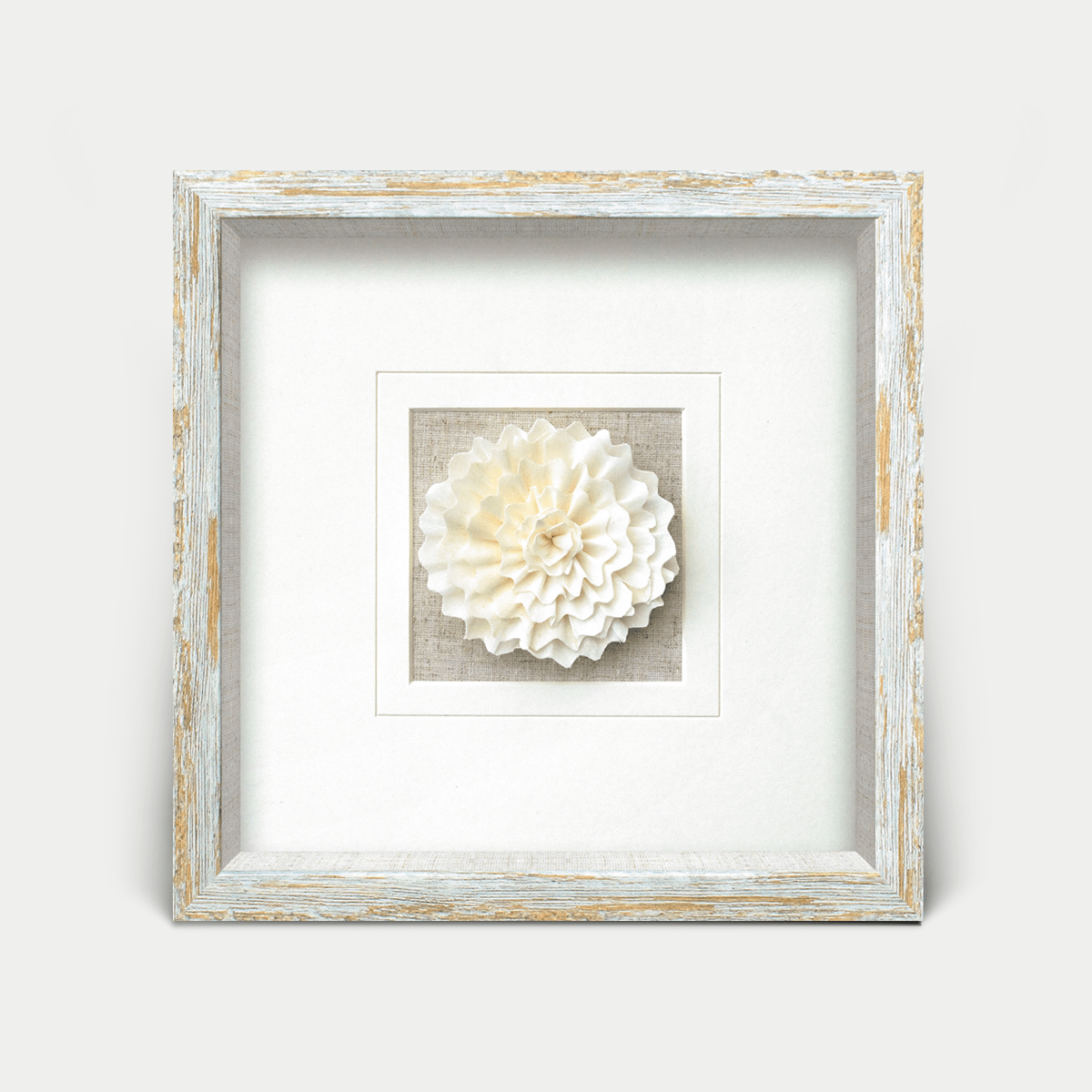 Handgefertigte Sola-Blume im weiß-goldenen Vintage-Rahmen - Jemento