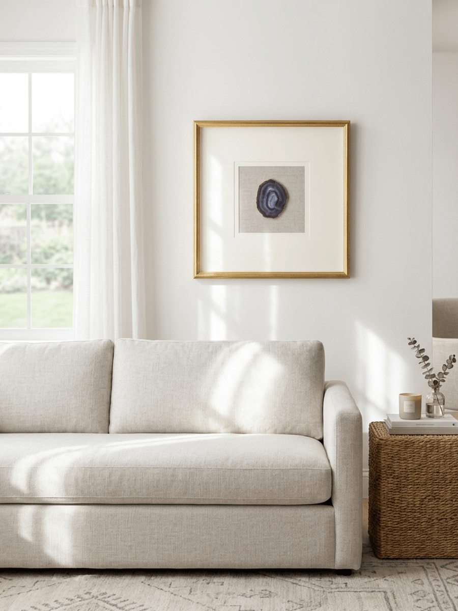 Wanddeko mit natürlichen Achatfragmenten und goldfarbenem Rahmen - Jemento