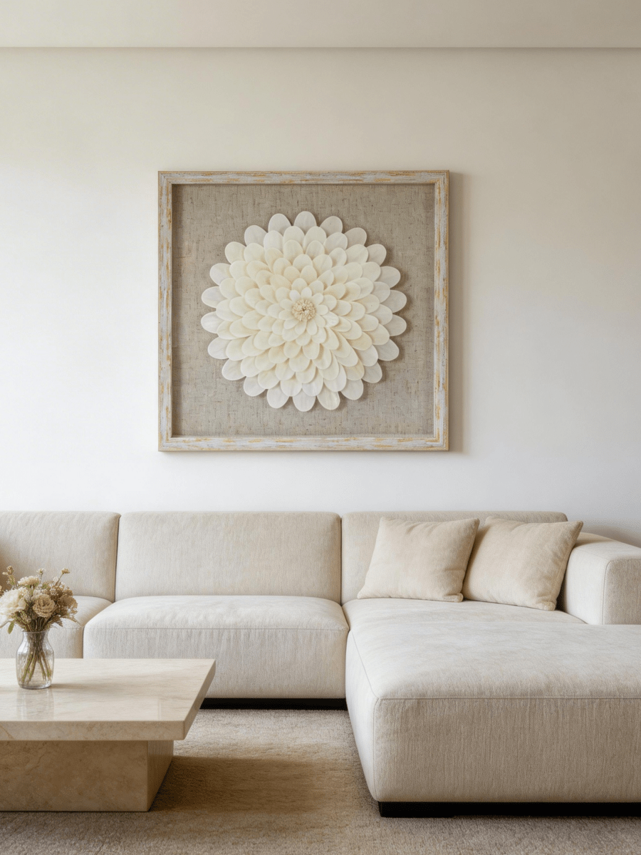 Wanddeko mit Sola - Blütenarrangement und weiß - goldenem Rahmen - Jemento