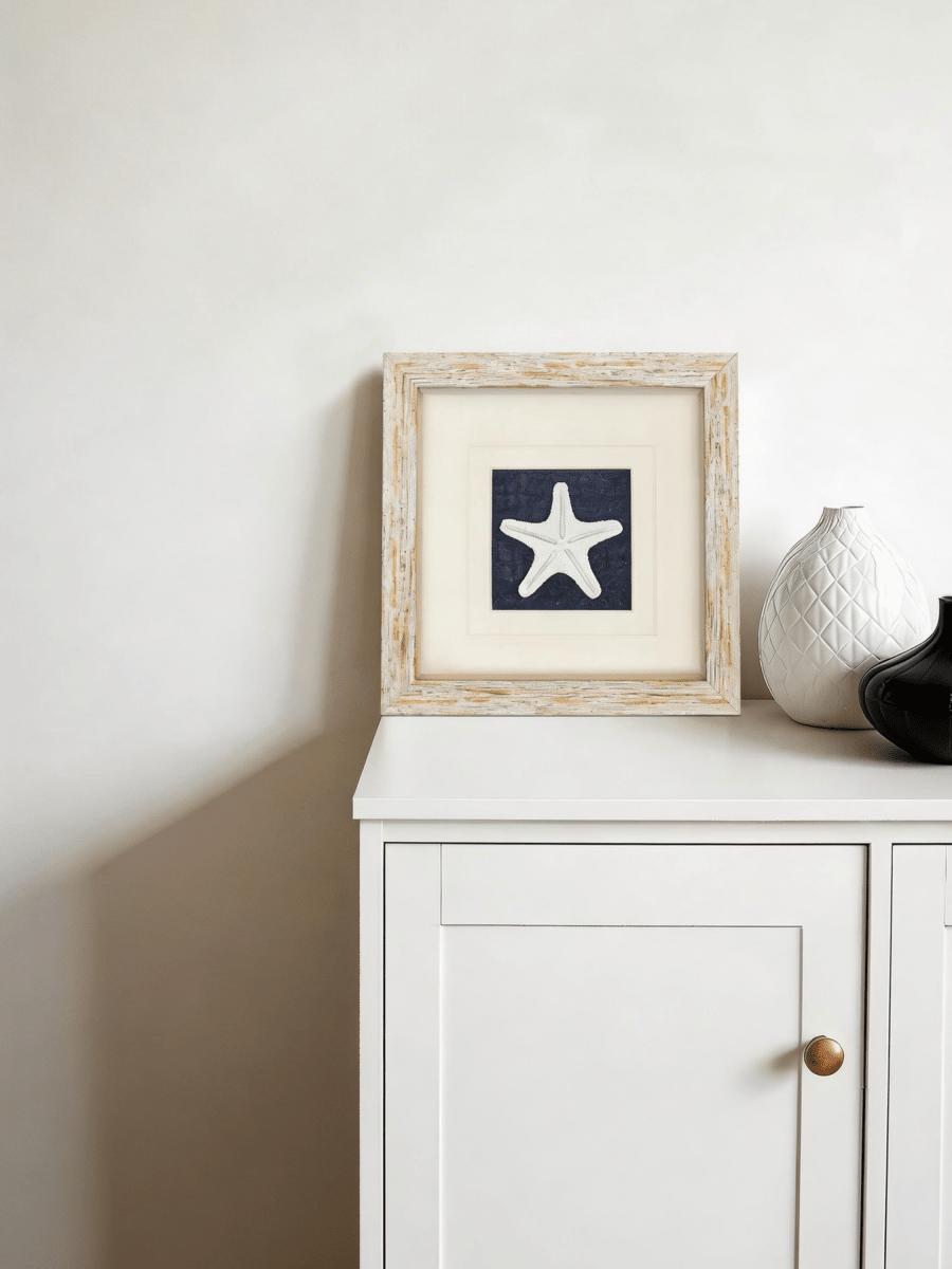 Edles Wandbild Seestern auf weißem Sideboard, maritime Wohnidee - Jemento