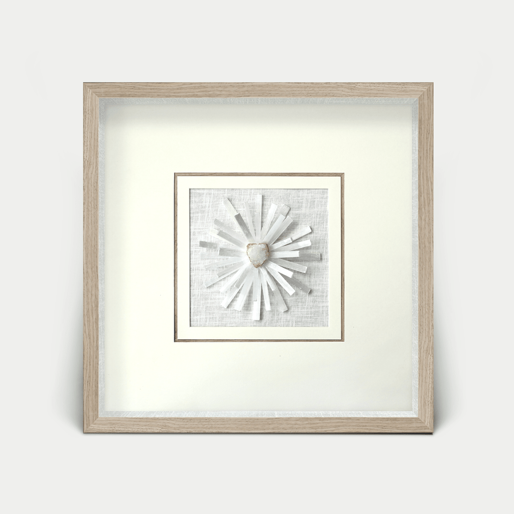 Weißer Selenit - Kristall - Wanddeko mit hellgrauem Holzrahmen - Jemento