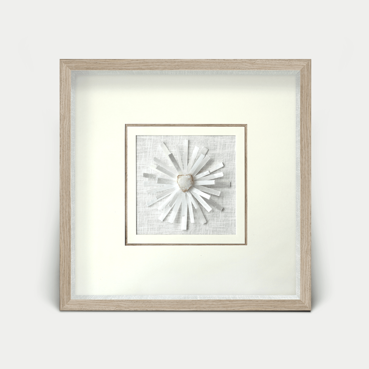 Weißer Selenit - Kristall - Wanddeko mit hellgrauem Holzrahmen - Jemento